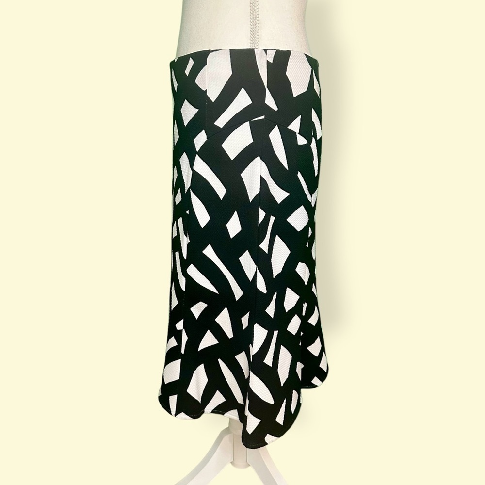 Calvin Klein Black & White Abstract Print Textured Crepe Tulip Hem Skirt Size 4 - Picture 4 of 9